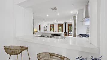 Micro-ondes, four, plaque de cuisson, lave-vaisselle