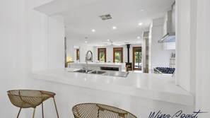 Microwave, oven, stovetop, dishwasher - Reflections in the Sea by Wine Coast Holidays (ALDINGA BEACH)