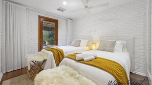 3 bedrooms, iron/ironing board, Internet, bed sheets - Reflections in the Sea by Wine Coast Holidays (ALDINGA BEACH)