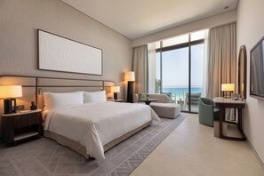 Premier kamer | Een minibar, een bureau, geluiddichte muren, een strijkplank/strijkijzer