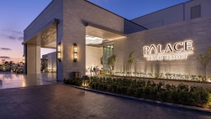 Un bâtiment moderne sur lequel on peut lire l’inscription : « PALACE BEACH RESORT ».