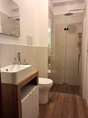 Dusche, Haartrockner, Bidet, Handtücher