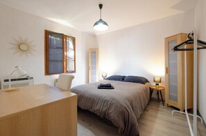 4 habitaciones, tabla de planchar con plancha, wifi y ropa de cama 