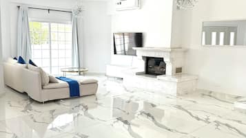 TV, fireplace