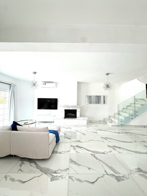 Télévision, cheminée