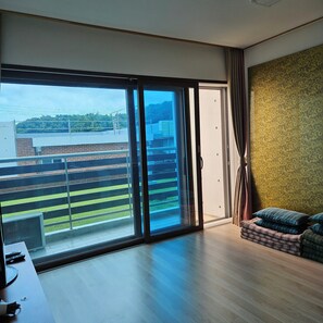 Standard Family Room | Individually decorated, individually furnished, free WiFi, bed sheets - Hwimok Art Resort (Buan)