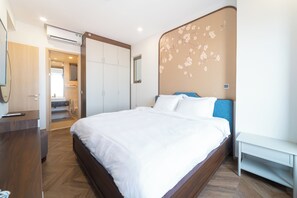 2 bedrooms, iron/ironing board, internet