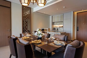 Deluxe appartement, privézwembad, uitzicht op meer | Woonruimte