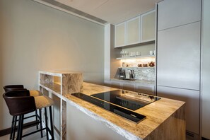 豪華公寓, 私人泳池, 泳池景 | 私人廚房 | 廚房用具/餐具/器皿、餐桌