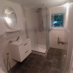 Dusche, Haartrockner, Handtücher, Seife