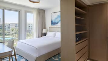 Deluxe Two Bedroom Suite Partial Marina View | Két bảo mật tại phòng, bàn, màn/rèm cản sáng, bàn ủi/dụng cụ ủi quần áo