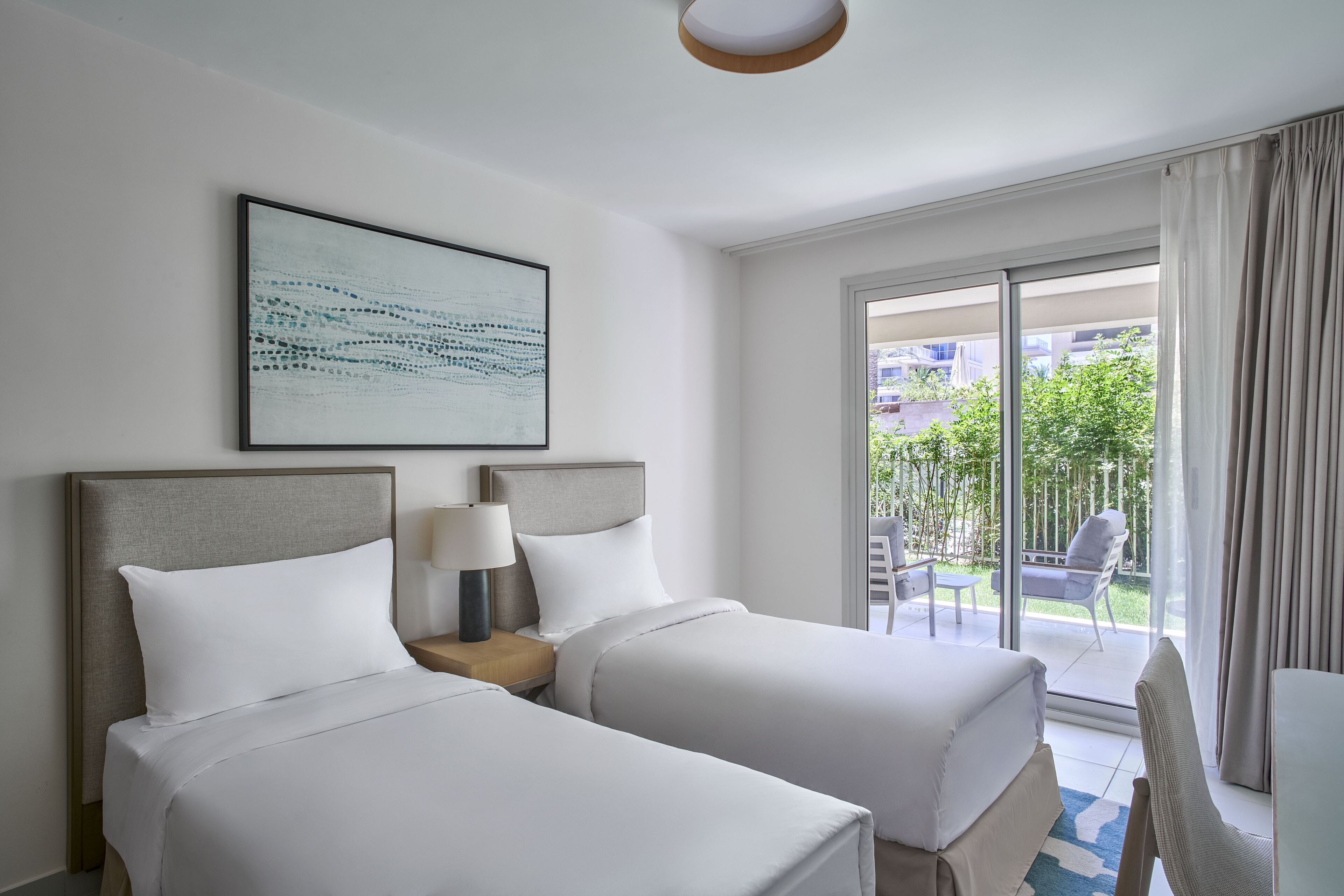 Deluxe Two Bedroom Suite Marassi View | 客房内保险箱、办公桌、遮光窗帘、熨斗/熨板