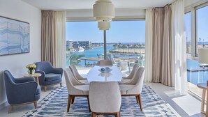 Un comedor moderno con vista al mar y edificios.