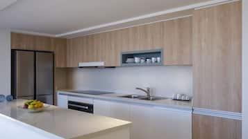 Deluxe Four Bedroom Suite Marina View | Private kitchen