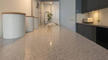 Perushuoneisto | Yksityinen keittiö | Jääkaappi, mikroaaltouuni, uuni, liesi