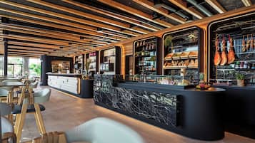 3 restaurantes, se sirven desayunos, comidas, cenas y cocina italiana