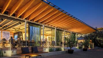 3 restaurants, breakfast, lunch, dinner served; Italian cuisine