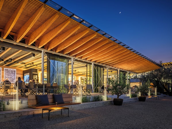 3 restaurants; breakfast, lunch, and dinner served