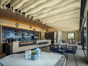 3 restaurants, breakfast, lunch, dinner served; Italian cuisine