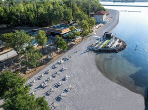 Playa privada, windsurf, paseos en velero