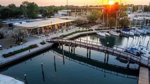 3 restaurantes, se sirven desayunos, comidas, cenas y cocina italiana