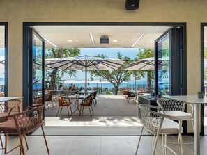 3 restaurantes; se sirven desayunos, comidas y cenas