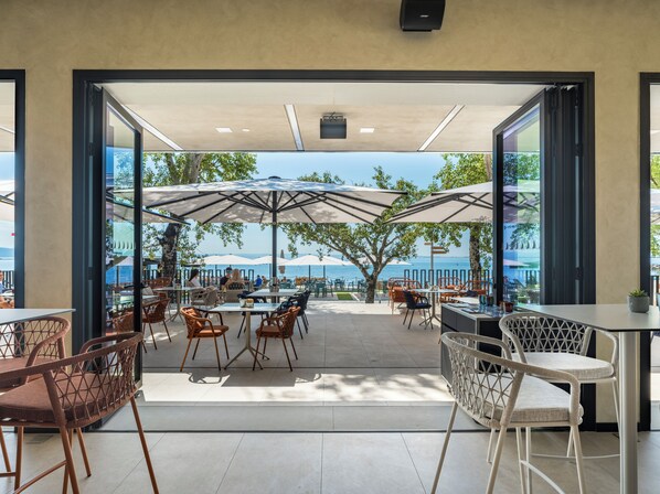 3 restaurants, breakfast, lunch, dinner served; Italian cuisine