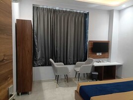 Deluxe Room | Desk, free WiFi