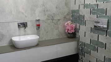 Phòng Deluxe | Phòng tắm | Khăn tắm, xà phòng, dầu gội