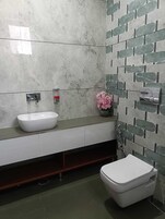 Deluxe Room | Bathroom | Towels, soap, shampoo