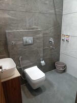 Toalhas de banho, sabonete, shampoo 