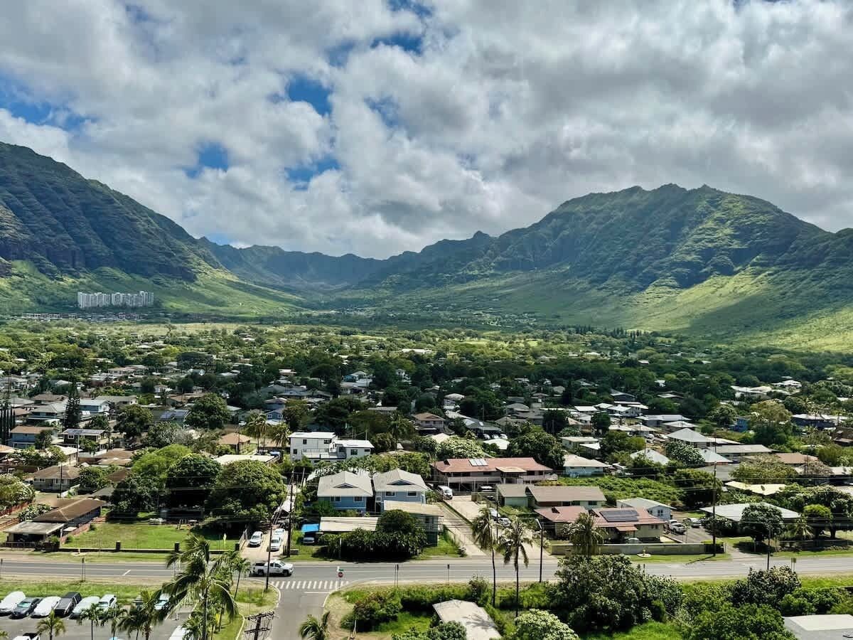 Un área residencial con casas, caminos y montañas al fondo.