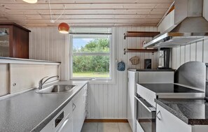 Fridge, oven, stovetop, dishwasher - Awesome home in Frederikshavn with WiFi (Frederikshavn)