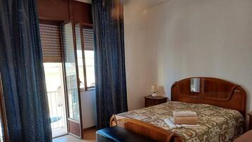 2 Schlafzimmer, BĂŒgeleisen/BĂŒgelbrett, BettwĂ€sche