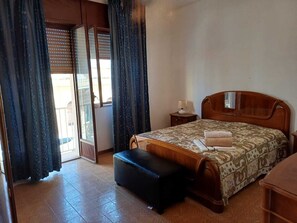 2 makuuhuonetta, silitysrauta/-lauta, vuodevaatteet