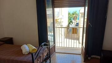 2 bedrooms, iron/ironing board, bed sheets