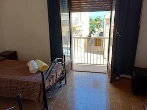 2 quartos, ferros/tábuas de passar roupa, roupa de cama