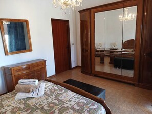 2 bedrooms, iron/ironing board, bed sheets