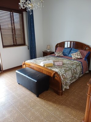 2 habitaciones, tabla de planchar con plancha y ropa de cama