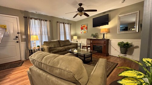 5 minutes walk to downtown square!  Perfect for a couple with children.