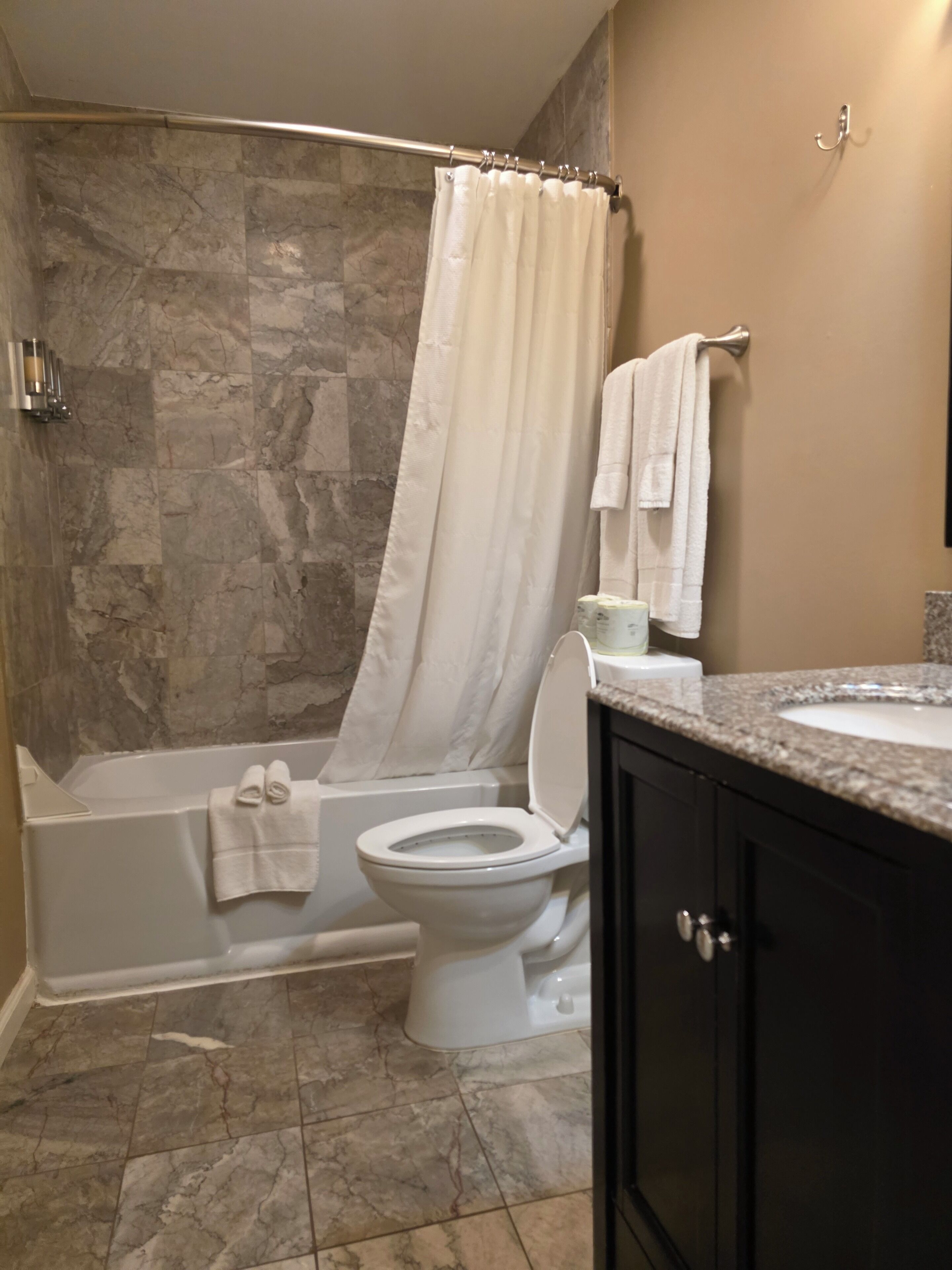 Sèche-cheveux, serviettes fournies