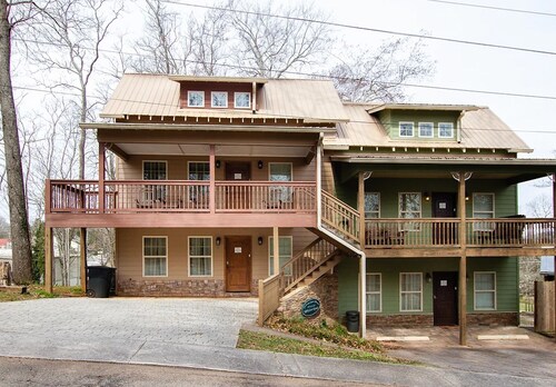 Golden Pines Villa on Choice Avenue