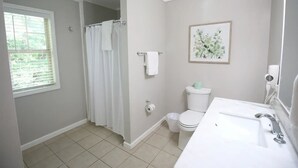 Ein Badezimmer mit Toilette, Waschbecken und Duschvorhang.
