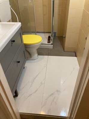 ヘアドライヤー、タオル、石鹸、トイレットペーパー