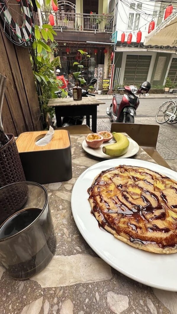 Free daily local cuisine breakfast - Dom Hostel and Bar (Da Nang)