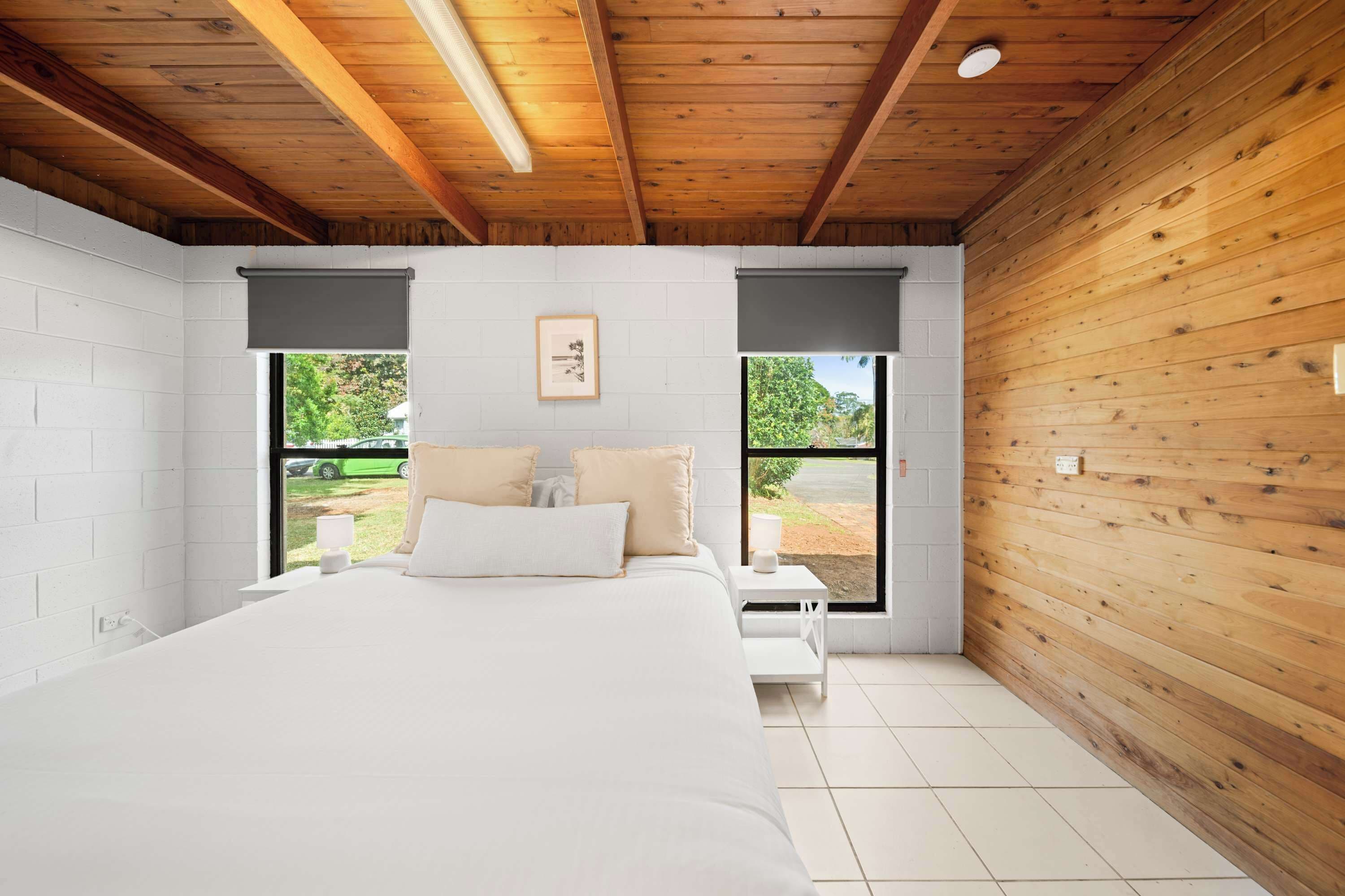 4 slaapkamers, een bureau, een strijkplank/strijkijzer, reisbedje