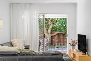 TV, books - The Palms in Coolum Beach - Unit B (Coolum Region)