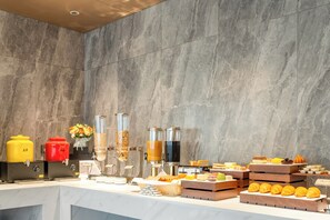 Daily buffet breakfast (CNY 38 per person)