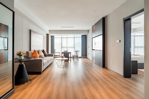 Luxury Suite, City View | Living room