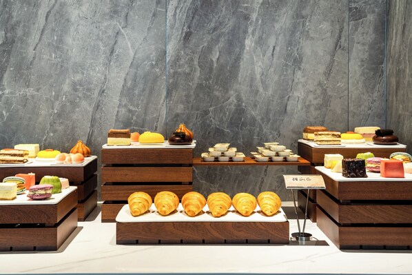 Daily buffet breakfast (CNY 38 per person)